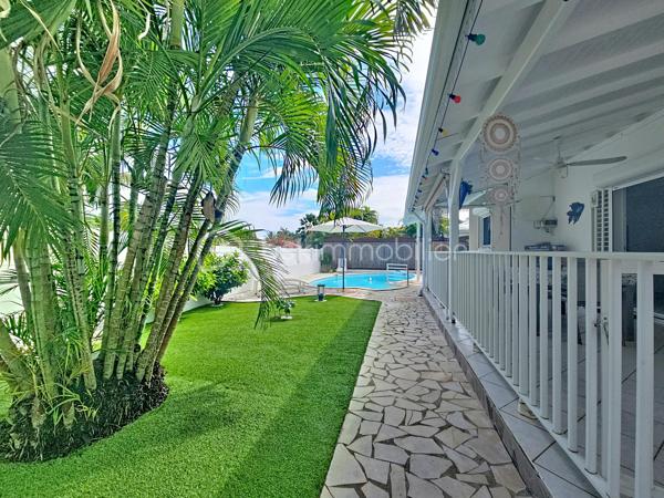 EXCLUSIVITE 
Delphine MIRANDA pour BSK Immobilier

Saint François , dans un lotissement prisé pour son emplacement et sa quiétude je vous propose cette jolie villa d'habitation d'une surface habitable de 102 m2 (82,43 m2 Carrez) édifiée sur deux niveaux sur une parcelle plane de 383 m2.
Entrée par portail électrique avec portillon de sécurité, le jardin paysagé tiré au cordeau vous offre un extérieur sans contrainte d'entretien , une piscine au sel avec douche extérieure , un carport et un grand garage fermé de 20 m2.
La terrasse abritée orientée jardin vous permettra également de profiter de la douceur du climat caribéen.
La maison propose un grand salon - séjour avec belle hauteur sous plafond, une cuisine ouverte aménagée et équipée , une grande chambre climatisée avec placards de rangements, une deuxième chambre version suite parentale avec placards, salle d'eau douche à l'italienne et toilettes, une deuxième salle d'eau et un toilette invité.
Pour compléter l'ensemble, à l'étage en mezzanine fermée une troisième chambre climatisée.
Aucun travaux à prévoir , l'entretien est irréprochable il est important de le souligner, vous disposez d'un bien clé en main prêt à l'emploi.

Ses atouts majeurs : 
- emplacement 
- peu d'entretien extérieur
- garage fermé 
- climatisations et ventilateurs plafonniers 
- moustiquaires intégrées sur chaque fenêtres
- 2 citernes tampon de 1250 litres soit 2500 litres à disposition
- piscine au sel 
- vendu meublé clé en main 
- 2 places de parking intérieur et une en extérieur 
- aucun travaux 

Clairement c'est un coup de coeur clé en main, n'hésitez pas à me contacter pour de plus amples informations, accéder à la vidéo de la villa , échanger sur votre projet et positionner une visite.
Merci de privilégier l'appel ou message par whatsapp.