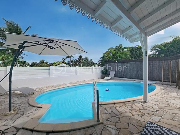 EXCLUSIVITE 
Delphine MIRANDA pour BSK Immobilier

Saint François , dans un lotissement prisé pour son emplacement et sa quiétude je vous propose cette jolie villa d'habitation d'une surface habitable de 102 m2 (82,43 m2 Carrez) édifiée sur deux niveaux sur une parcelle plane de 383 m2.
Entrée par portail électrique avec portillon de sécurité, le jardin paysagé tiré au cordeau vous offre un extérieur sans contrainte d'entretien , une piscine au sel avec douche extérieure , un carport et un grand garage fermé de 20 m2.
La terrasse abritée orientée jardin vous permettra également de profiter de la douceur du climat caribéen.
La maison propose un grand salon - séjour avec belle hauteur sous plafond, une cuisine ouverte aménagée et équipée , une grande chambre climatisée avec placards de rangements, une deuxième chambre version suite parentale avec placards, salle d'eau douche à l'italienne et toilettes, une deuxième salle d'eau et un toilette invité.
Pour compléter l'ensemble, à l'étage en mezzanine fermée une troisième chambre climatisée.
Aucun travaux à prévoir , l'entretien est irréprochable il est important de le souligner, vous disposez d'un bien clé en main prêt à l'emploi.

Ses atouts majeurs : 
- emplacement 
- peu d'entretien extérieur
- garage fermé 
- climatisations et ventilateurs plafonniers 
- moustiquaires intégrées sur chaque fenêtres
- 2 citernes tampon de 1250 litres soit 2500 litres à disposition
- piscine au sel 
- vendu meublé clé en main 
- 2 places de parking intérieur et une en extérieur 
- aucun travaux 

Clairement c'est un coup de coeur clé en main, n'hésitez pas à me contacter pour de plus amples informations, accéder à la vidéo de la villa , échanger sur votre projet et positionner une visite.
Merci de privilégier l'appel ou message par whatsapp.