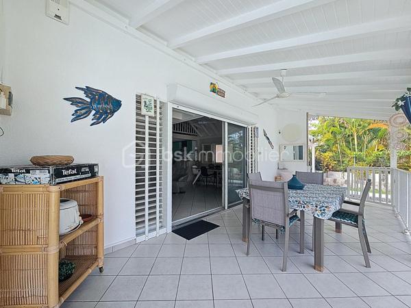 EXCLUSIVITE 
Delphine MIRANDA pour BSK Immobilier

Saint François , dans un lotissement prisé pour son emplacement et sa quiétude je vous propose cette jolie villa d'habitation d'une surface habitable de 102 m2 (82,43 m2 Carrez) édifiée sur deux niveaux sur une parcelle plane de 383 m2.
Entrée par portail électrique avec portillon de sécurité, le jardin paysagé tiré au cordeau vous offre un extérieur sans contrainte d'entretien , une piscine au sel avec douche extérieure , un carport et un grand garage fermé de 20 m2.
La terrasse abritée orientée jardin vous permettra également de profiter de la douceur du climat caribéen.
La maison propose un grand salon - séjour avec belle hauteur sous plafond, une cuisine ouverte aménagée et équipée , une grande chambre climatisée avec placards de rangements, une deuxième chambre version suite parentale avec placards, salle d'eau douche à l'italienne et toilettes, une deuxième salle d'eau et un toilette invité.
Pour compléter l'ensemble, à l'étage en mezzanine fermée une troisième chambre climatisée.
Aucun travaux à prévoir , l'entretien est irréprochable il est important de le souligner, vous disposez d'un bien clé en main prêt à l'emploi.

Ses atouts majeurs : 
- emplacement 
- peu d'entretien extérieur
- garage fermé 
- climatisations et ventilateurs plafonniers 
- moustiquaires intégrées sur chaque fenêtres
- 2 citernes tampon de 1250 litres soit 2500 litres à disposition
- piscine au sel 
- vendu meublé clé en main 
- 2 places de parking intérieur et une en extérieur 
- aucun travaux 

Clairement c'est un coup de coeur clé en main, n'hésitez pas à me contacter pour de plus amples informations, accéder à la vidéo de la villa , échanger sur votre projet et positionner une visite.
Merci de privilégier l'appel ou message par whatsapp.