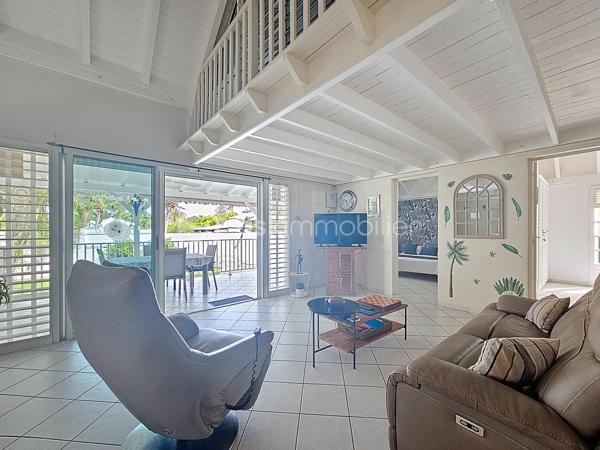 EXCLUSIVITE 
Delphine MIRANDA pour BSK Immobilier

Saint François , dans un lotissement prisé pour son emplacement et sa quiétude je vous propose cette jolie villa d'habitation d'une surface habitable de 102 m2 (82,43 m2 Carrez) édifiée sur deux niveaux sur une parcelle plane de 383 m2.
Entrée par portail électrique avec portillon de sécurité, le jardin paysagé tiré au cordeau vous offre un extérieur sans contrainte d'entretien , une piscine au sel avec douche extérieure , un carport et un grand garage fermé de 20 m2.
La terrasse abritée orientée jardin vous permettra également de profiter de la douceur du climat caribéen.
La maison propose un grand salon - séjour avec belle hauteur sous plafond, une cuisine ouverte aménagée et équipée , une grande chambre climatisée avec placards de rangements, une deuxième chambre version suite parentale avec placards, salle d'eau douche à l'italienne et toilettes, une deuxième salle d'eau et un toilette invité.
Pour compléter l'ensemble, à l'étage en mezzanine fermée une troisième chambre climatisée.
Aucun travaux à prévoir , l'entretien est irréprochable il est important de le souligner, vous disposez d'un bien clé en main prêt à l'emploi.

Ses atouts majeurs : 
- emplacement 
- peu d'entretien extérieur
- garage fermé 
- climatisations et ventilateurs plafonniers 
- moustiquaires intégrées sur chaque fenêtres
- 2 citernes tampon de 1250 litres soit 2500 litres à disposition
- piscine au sel 
- vendu meublé clé en main 
- 2 places de parking intérieur et une en extérieur 
- aucun travaux 

Clairement c'est un coup de coeur clé en main, n'hésitez pas à me contacter pour de plus amples informations, accéder à la vidéo de la villa , échanger sur votre projet et positionner une visite.
Merci de privilégier l'appel ou message par whatsapp.
