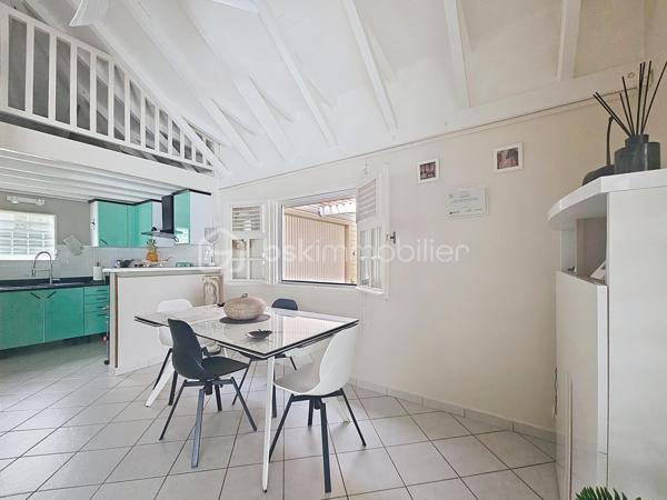 EXCLUSIVITE 
Delphine MIRANDA pour BSK Immobilier

Saint François , dans un lotissement prisé pour son emplacement et sa quiétude je vous propose cette jolie villa d'habitation d'une surface habitable de 102 m2 (82,43 m2 Carrez) édifiée sur deux niveaux sur une parcelle plane de 383 m2.
Entrée par portail électrique avec portillon de sécurité, le jardin paysagé tiré au cordeau vous offre un extérieur sans contrainte d'entretien , une piscine au sel avec douche extérieure , un carport et un grand garage fermé de 20 m2.
La terrasse abritée orientée jardin vous permettra également de profiter de la douceur du climat caribéen.
La maison propose un grand salon - séjour avec belle hauteur sous plafond, une cuisine ouverte aménagée et équipée , une grande chambre climatisée avec placards de rangements, une deuxième chambre version suite parentale avec placards, salle d'eau douche à l'italienne et toilettes, une deuxième salle d'eau et un toilette invité.
Pour compléter l'ensemble, à l'étage en mezzanine fermée une troisième chambre climatisée.
Aucun travaux à prévoir , l'entretien est irréprochable il est important de le souligner, vous disposez d'un bien clé en main prêt à l'emploi.

Ses atouts majeurs : 
- emplacement 
- peu d'entretien extérieur
- garage fermé 
- climatisations et ventilateurs plafonniers 
- moustiquaires intégrées sur chaque fenêtres
- 2 citernes tampon de 1250 litres soit 2500 litres à disposition
- piscine au sel 
- vendu meublé clé en main 
- 2 places de parking intérieur et une en extérieur 
- aucun travaux 

Clairement c'est un coup de coeur clé en main, n'hésitez pas à me contacter pour de plus amples informations, accéder à la vidéo de la villa , échanger sur votre projet et positionner une visite.
Merci de privilégier l'appel ou message par whatsapp.