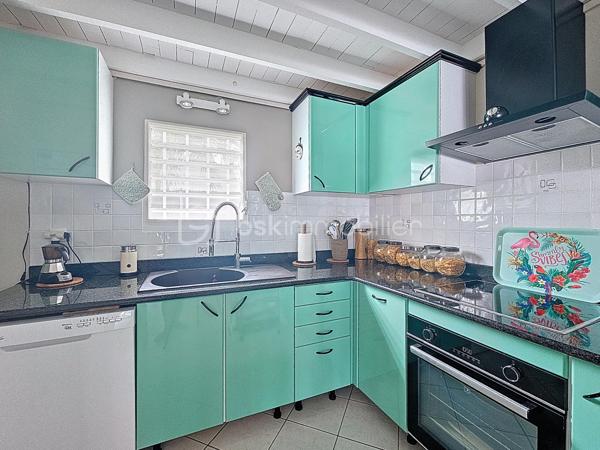 EXCLUSIVITE 
Delphine MIRANDA pour BSK Immobilier

Saint François , dans un lotissement prisé pour son emplacement et sa quiétude je vous propose cette jolie villa d'habitation d'une surface habitable de 102 m2 (82,43 m2 Carrez) édifiée sur deux niveaux sur une parcelle plane de 383 m2.
Entrée par portail électrique avec portillon de sécurité, le jardin paysagé tiré au cordeau vous offre un extérieur sans contrainte d'entretien , une piscine au sel avec douche extérieure , un carport et un grand garage fermé de 20 m2.
La terrasse abritée orientée jardin vous permettra également de profiter de la douceur du climat caribéen.
La maison propose un grand salon - séjour avec belle hauteur sous plafond, une cuisine ouverte aménagée et équipée , une grande chambre climatisée avec placards de rangements, une deuxième chambre version suite parentale avec placards, salle d'eau douche à l'italienne et toilettes, une deuxième salle d'eau et un toilette invité.
Pour compléter l'ensemble, à l'étage en mezzanine fermée une troisième chambre climatisée.
Aucun travaux à prévoir , l'entretien est irréprochable il est important de le souligner, vous disposez d'un bien clé en main prêt à l'emploi.

Ses atouts majeurs : 
- emplacement 
- peu d'entretien extérieur
- garage fermé 
- climatisations et ventilateurs plafonniers 
- moustiquaires intégrées sur chaque fenêtres
- 2 citernes tampon de 1250 litres soit 2500 litres à disposition
- piscine au sel 
- vendu meublé clé en main 
- 2 places de parking intérieur et une en extérieur 
- aucun travaux 

Clairement c'est un coup de coeur clé en main, n'hésitez pas à me contacter pour de plus amples informations, accéder à la vidéo de la villa , échanger sur votre projet et positionner une visite.
Merci de privilégier l'appel ou message par whatsapp.