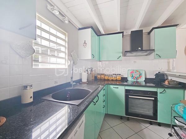 EXCLUSIVITE 
Delphine MIRANDA pour BSK Immobilier

Saint François , dans un lotissement prisé pour son emplacement et sa quiétude je vous propose cette jolie villa d'habitation d'une surface habitable de 102 m2 (82,43 m2 Carrez) édifiée sur deux niveaux sur une parcelle plane de 383 m2.
Entrée par portail électrique avec portillon de sécurité, le jardin paysagé tiré au cordeau vous offre un extérieur sans contrainte d'entretien , une piscine au sel avec douche extérieure , un carport et un grand garage fermé de 20 m2.
La terrasse abritée orientée jardin vous permettra également de profiter de la douceur du climat caribéen.
La maison propose un grand salon - séjour avec belle hauteur sous plafond, une cuisine ouverte aménagée et équipée , une grande chambre climatisée avec placards de rangements, une deuxième chambre version suite parentale avec placards, salle d'eau douche à l'italienne et toilettes, une deuxième salle d'eau et un toilette invité.
Pour compléter l'ensemble, à l'étage en mezzanine fermée une troisième chambre climatisée.
Aucun travaux à prévoir , l'entretien est irréprochable il est important de le souligner, vous disposez d'un bien clé en main prêt à l'emploi.

Ses atouts majeurs : 
- emplacement 
- peu d'entretien extérieur
- garage fermé 
- climatisations et ventilateurs plafonniers 
- moustiquaires intégrées sur chaque fenêtres
- 2 citernes tampon de 1250 litres soit 2500 litres à disposition
- piscine au sel 
- vendu meublé clé en main 
- 2 places de parking intérieur et une en extérieur 
- aucun travaux 

Clairement c'est un coup de coeur clé en main, n'hésitez pas à me contacter pour de plus amples informations, accéder à la vidéo de la villa , échanger sur votre projet et positionner une visite.
Merci de privilégier l'appel ou message par whatsapp.