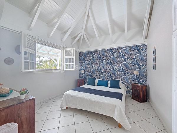 EXCLUSIVITE 
Delphine MIRANDA pour BSK Immobilier

Saint François , dans un lotissement prisé pour son emplacement et sa quiétude je vous propose cette jolie villa d'habitation d'une surface habitable de 102 m2 (82,43 m2 Carrez) édifiée sur deux niveaux sur une parcelle plane de 383 m2.
Entrée par portail électrique avec portillon de sécurité, le jardin paysagé tiré au cordeau vous offre un extérieur sans contrainte d'entretien , une piscine au sel avec douche extérieure , un carport et un grand garage fermé de 20 m2.
La terrasse abritée orientée jardin vous permettra également de profiter de la douceur du climat caribéen.
La maison propose un grand salon - séjour avec belle hauteur sous plafond, une cuisine ouverte aménagée et équipée , une grande chambre climatisée avec placards de rangements, une deuxième chambre version suite parentale avec placards, salle d'eau douche à l'italienne et toilettes, une deuxième salle d'eau et un toilette invité.
Pour compléter l'ensemble, à l'étage en mezzanine fermée une troisième chambre climatisée.
Aucun travaux à prévoir , l'entretien est irréprochable il est important de le souligner, vous disposez d'un bien clé en main prêt à l'emploi.

Ses atouts majeurs : 
- emplacement 
- peu d'entretien extérieur
- garage fermé 
- climatisations et ventilateurs plafonniers 
- moustiquaires intégrées sur chaque fenêtres
- 2 citernes tampon de 1250 litres soit 2500 litres à disposition
- piscine au sel 
- vendu meublé clé en main 
- 2 places de parking intérieur et une en extérieur 
- aucun travaux 

Clairement c'est un coup de coeur clé en main, n'hésitez pas à me contacter pour de plus amples informations, accéder à la vidéo de la villa , échanger sur votre projet et positionner une visite.
Merci de privilégier l'appel ou message par whatsapp.