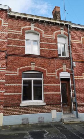 MAISON DE VILLE MITOYENNE A RENOVER AVEC JARDIN