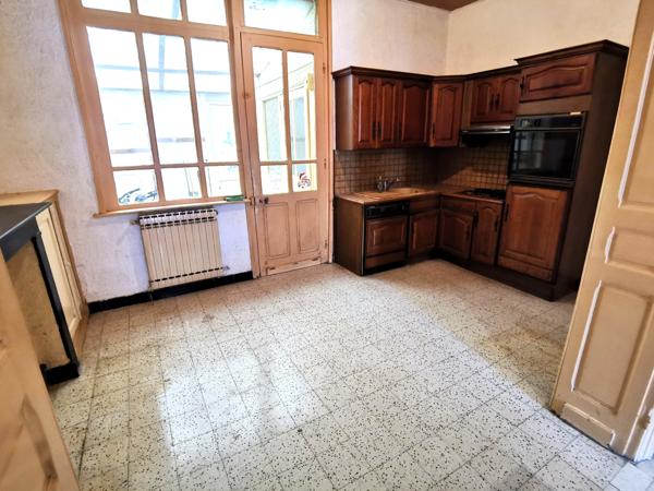 MAISON DE VILLE MITOYENNE A RENOVER AVEC JARDIN