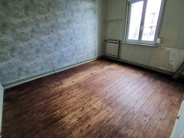 MAISON DE VILLE MITOYENNE A RENOVER AVEC JARDIN