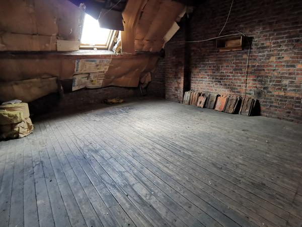 MAISON DE VILLE MITOYENNE A RENOVER AVEC JARDIN