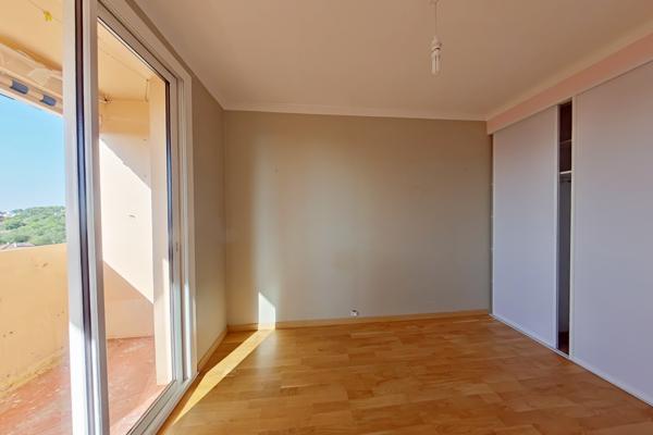 Appartement
         5 pièces
        - 82 m² Exclusivité 160 000 € *