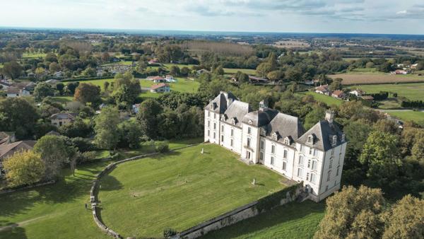 Château féodal au coeur des Landes sur 3,5 hectares Dax