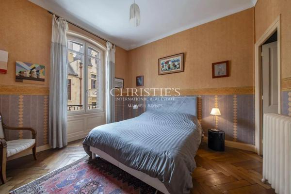 LA ROCHELLE VIEUX-PORT – Maison bourgeoise avec 5 chambres à deux pas des commerces, parcs et plage