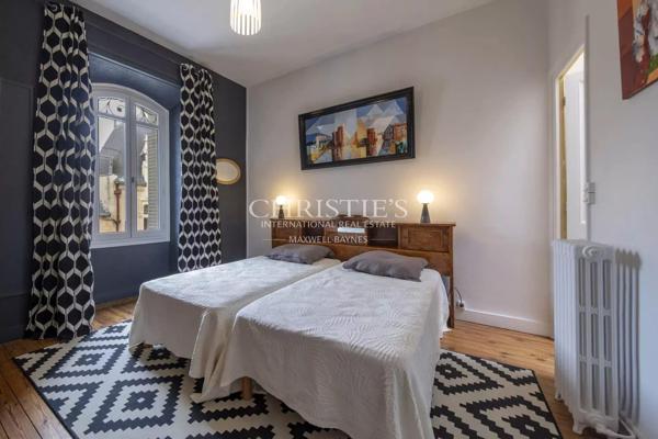 LA ROCHELLE VIEUX-PORT – Maison bourgeoise avec 5 chambres à deux pas des commerces, parcs et plage