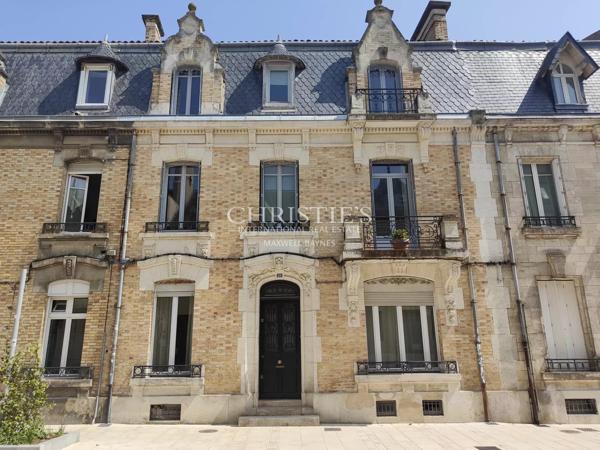 LA ROCHELLE VIEUX-PORT – Maison bourgeoise avec 5 chambres à deux pas des commerces, parcs et plage