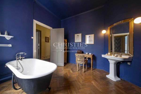 LA ROCHELLE VIEUX-PORT – Maison bourgeoise avec 5 chambres à deux pas des commerces, parcs et plage