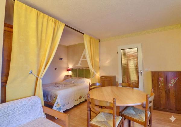 APPARTEMENT GREOUX LES BAINS AVEC BALCON PARKING CALME PROCHE DES THERMES
