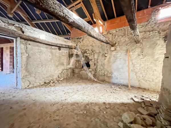 Maison à finir dans un environnement campagne