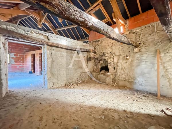 Maison à finir dans un environnement campagne