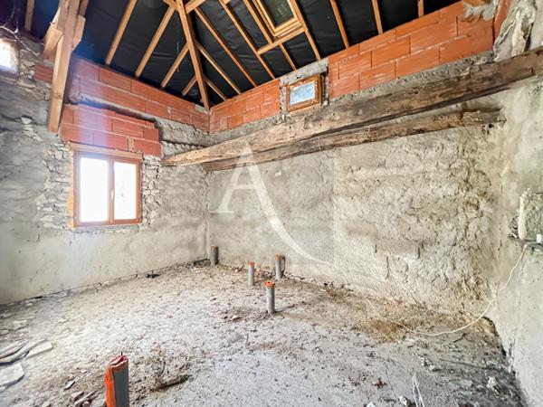 Maison à finir dans un environnement campagne