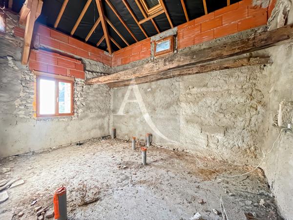 Maison à finir dans un environnement campagne