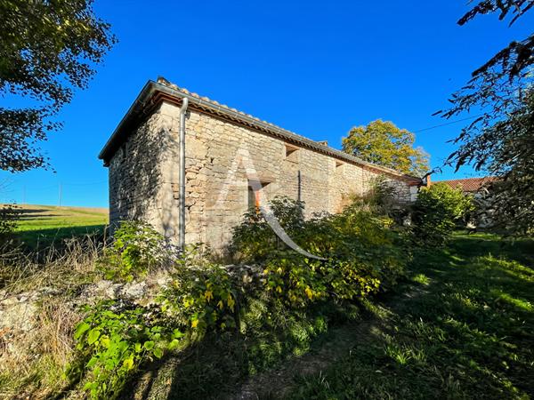 Maison à finir dans un environnement campagne