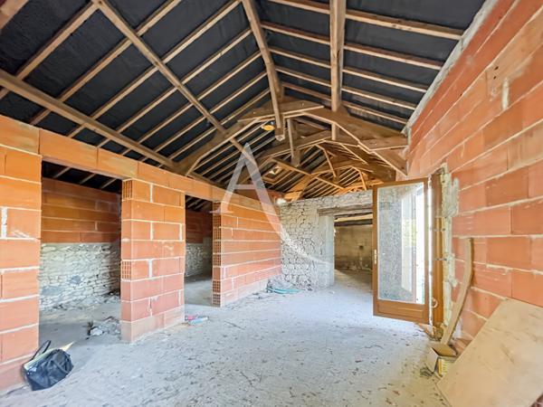 Maison à finir dans un environnement campagne