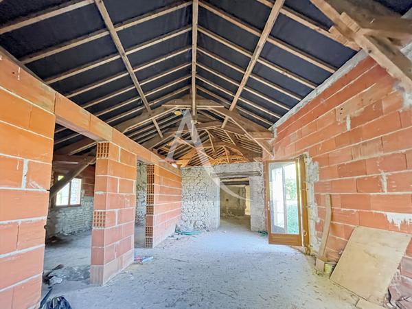 Maison à finir dans un environnement campagne