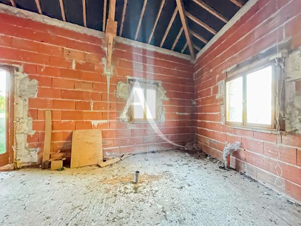 Maison à finir dans un environnement campagne