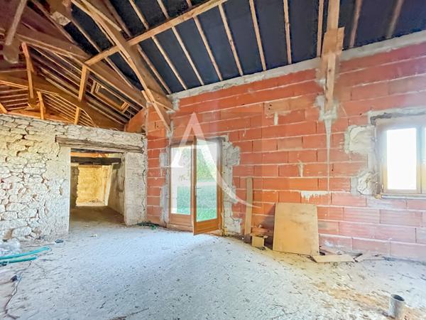 Maison à finir dans un environnement campagne