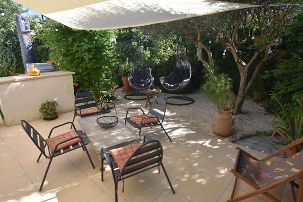 Mas rénové avec piscine intérieur et annexe