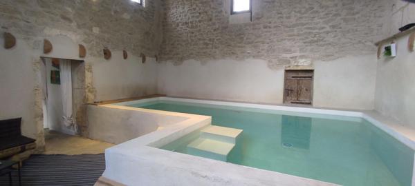 Mas rénové avec piscine intérieur et annexe