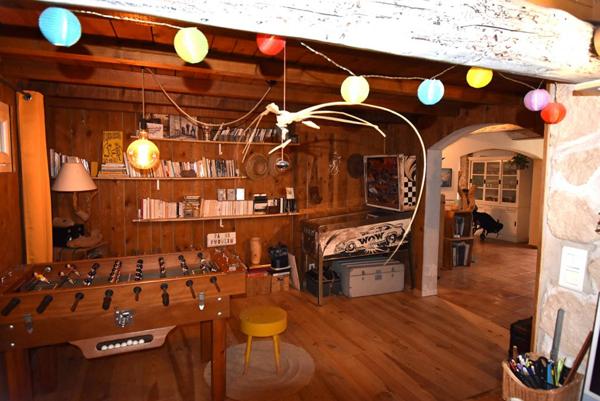 Mas rénové avec piscine intérieur et annexe