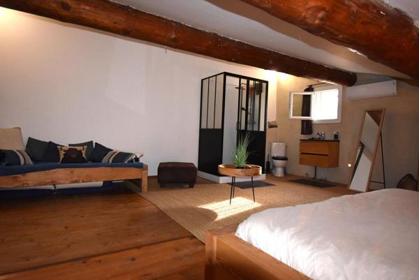 Mas rénové avec piscine intérieur et annexe