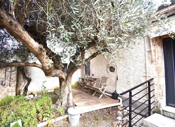 Mas rénové avec piscine intérieur et annexe