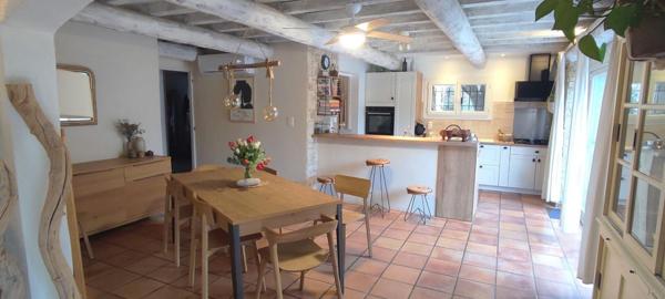 Mas rénové avec piscine intérieur et annexe