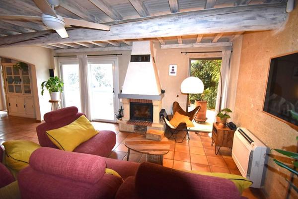 Mas rénové avec piscine intérieur et annexe