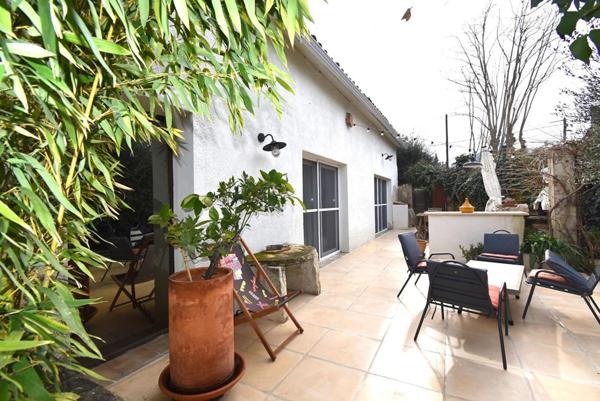 Mas rénové avec piscine intérieur et annexe