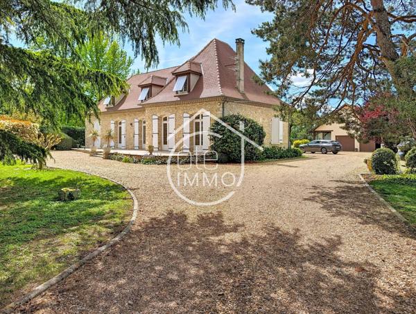 BERGERAC : Maison familiale de 204m² au cœur d'un parc arboré avec étang clos