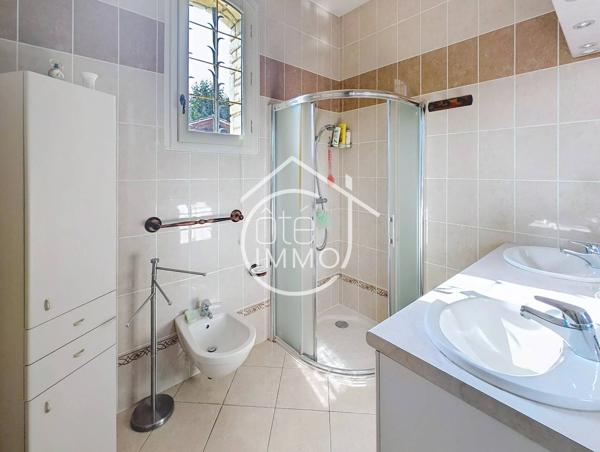 BERGERAC : Maison familiale de 204m² au cœur d'un parc arboré avec étang clos