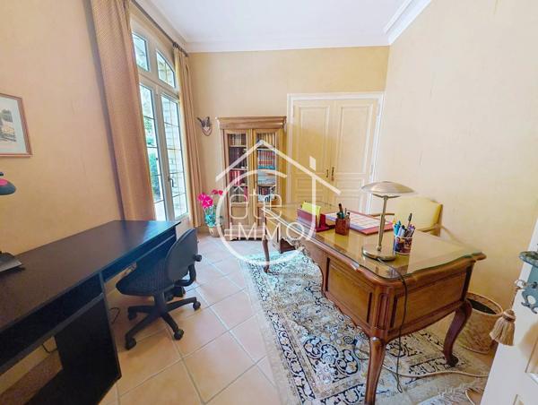BERGERAC : Maison familiale de 204m² au cœur d'un parc arboré avec étang clos