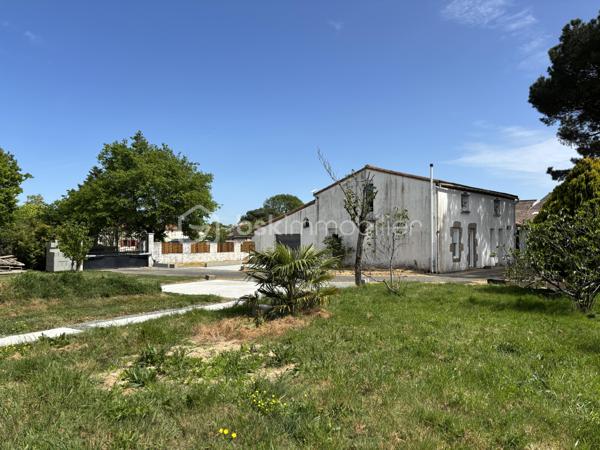 Située en village, dans un environnement calme et agréable, cette maison bénéficie d'un emplacement privilégié, à proximité du lac de la Chausselière, des écoles de La Guyonnière et à moins de 10 minutes de Montaigu-Vendée (gare, collèges, lycées). Transports scolaires et piste cyclable vers le centre-ville à proximité.

En partie rénovée depuis 2021, elle offre de beaux volumes et un fort potentiel d'aménagement.

Au rez-de-chaussée, vous découvrirez une entrée indépendante, une pièce de vie avec cuisine ouverte aménagée semi-équipée, agrémentée d'une cheminée (conduit à prévoir), un salon lumineux ouvert sur une terrasse d'environ 50 m², une arrière-cuisine, une chaufferie, un atelier pouvant agrandir la pièce de vie, une salle d'eau avec WC ainsi qu'une grande chambre d'environ 22 m², idéale pour créer une suite parentale.

À l'étage, un vaste palier dessert 3 chambres avec placards, un espace bureau, un WC indépendant et une pièce d'environ 20 m² sous combles à aménager. Ce palier offre également la possibilité de créer une chambre supplémentaire.

À l'extérieur, profitez d'un grand jardin clos avec portail électrique, interphone, puits avec pompe et préau. Le terrain offre également un beau potentiel grâce à la possibilité de détacher une parcelle constructible.

Les + :
• CU opérationnel positif (CUb) pour la création d'un terrain constructible
• Travaux récents réalisés depuis 2021 : chaudière à granulés, toiture, micro-station, électricité, VMC hygrométrique et environ 80 % des menuiseries
• Potentiel de 5 à 6 chambres
• Beaux volumes et nombreuses possibilités d'aménagement
• Environnement calme et recherché

Vous souhaitez obtenir plus d'informations ou organiser une visite ?
Contactez-moi sans tarder au 06 63 61 34 66.
Au plaisir, Noëmie