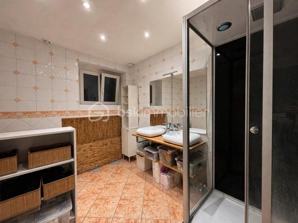 Située en village, dans un environnement calme et agréable, cette maison bénéficie d'un emplacement privilégié, à proximité du lac de la Chausselière, des écoles de La Guyonnière et à moins de 10 minutes de Montaigu-Vendée (gare, collèges, lycées). Transports scolaires et piste cyclable vers le centre-ville à proximité.

En partie rénovée depuis 2021, elle offre de beaux volumes et un fort potentiel d'aménagement.

Au rez-de-chaussée, vous découvrirez une entrée indépendante, une pièce de vie avec cuisine ouverte aménagée semi-équipée, agrémentée d'une cheminée (conduit à prévoir), un salon lumineux ouvert sur une terrasse d'environ 50 m², une arrière-cuisine, une chaufferie, un atelier pouvant agrandir la pièce de vie, une salle d'eau avec WC ainsi qu'une grande chambre d'environ 22 m², idéale pour créer une suite parentale.

À l'étage, un vaste palier dessert 3 chambres avec placards, un espace bureau, un WC indépendant et une pièce d'environ 20 m² sous combles à aménager. Ce palier offre également la possibilité de créer une chambre supplémentaire.

À l'extérieur, profitez d'un grand jardin clos avec portail électrique, interphone, puits avec pompe et préau. Le terrain offre également un beau potentiel grâce à la possibilité de détacher une parcelle constructible.

Les + :
• CU opérationnel positif (CUb) pour la création d'un terrain constructible
• Travaux récents réalisés depuis 2021 : chaudière à granulés, toiture, micro-station, électricité, VMC hygrométrique et environ 80 % des menuiseries
• Potentiel de 5 à 6 chambres
• Beaux volumes et nombreuses possibilités d'aménagement
• Environnement calme et recherché

Vous souhaitez obtenir plus d'informations ou organiser une visite ?
Contactez-moi sans tarder au 06 63 61 34 66.
Au plaisir, Noëmie