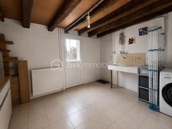Située en village, dans un environnement calme et agréable, cette maison bénéficie d'un emplacement privilégié, à proximité du lac de la Chausselière, des écoles de La Guyonnière et à moins de 10 minutes de Montaigu-Vendée (gare, collèges, lycées). Transports scolaires et piste cyclable vers le centre-ville à proximité.

En partie rénovée depuis 2021, elle offre de beaux volumes et un fort potentiel d'aménagement.

Au rez-de-chaussée, vous découvrirez une entrée indépendante, une pièce de vie avec cuisine ouverte aménagée semi-équipée, agrémentée d'une cheminée (conduit à prévoir), un salon lumineux ouvert sur une terrasse d'environ 50 m², une arrière-cuisine, une chaufferie, un atelier pouvant agrandir la pièce de vie, une salle d'eau avec WC ainsi qu'une grande chambre d'environ 22 m², idéale pour créer une suite parentale.

À l'étage, un vaste palier dessert 3 chambres avec placards, un espace bureau, un WC indépendant et une pièce d'environ 20 m² sous combles à aménager. Ce palier offre également la possibilité de créer une chambre supplémentaire.

À l'extérieur, profitez d'un grand jardin clos avec portail électrique, interphone, puits avec pompe et préau. Le terrain offre également un beau potentiel grâce à la possibilité de détacher une parcelle constructible.

Les + :
• CU opérationnel positif (CUb) pour la création d'un terrain constructible
• Travaux récents réalisés depuis 2021 : chaudière à granulés, toiture, micro-station, électricité, VMC hygrométrique et environ 80 % des menuiseries
• Potentiel de 5 à 6 chambres
• Beaux volumes et nombreuses possibilités d'aménagement
• Environnement calme et recherché

Vous souhaitez obtenir plus d'informations ou organiser une visite ?
Contactez-moi sans tarder au 06 63 61 34 66.
Au plaisir, Noëmie
