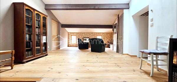 PROPRIÉTÉ DE CARACTÈRE – MAISON DE VILLAGE D’EXCEPTION À VILLESPY, IDÉAL POUR PROJET DE GÎTE 
Découvrez une propriété rare où authenticité et élégance se rencontrent avec harmonie.
Développant environ 255 m² habitables, cette demeure de caractère séduit par ses volumes généreux et son atmosphère chaleureuse. 
Derrière ses murs chargés d’histoire, vous découvrirez :
4 chambres spacieuses, alliant confort et sérénité
2 salles de bain contemporaines, aux prestations soignées
De superbes espaces de réception baignés de lumière, sublimés par des matériaux nobles tels que la pierre et le bois
Chaque détail a été pensé pour préserver le charme de l’ancien tout en offrant un niveau de confort moderne, avec notamment une isolation récente et performante.
À l’extérieur, un espace intimiste vous invite à profiter de moments privilégiés, entre détente et convivialité.
Un potentiel exceptionnel vient compléter ce bien :
Un plateau supplémentaire d’environ 118 m² entièrement rénové , offrant une opportunité rare de personnalisation, idéale pour créer un espace de vie sur mesure ou développer un projet d’exception.
La propriété bénéficie également d’un fort potentiel patrimonial, avec la possibilité d’aménagement en plusieurs lots, ouvrant la voie à un projet immobilier de standing.
Informations complémentaires :
Absence de garage
Stationnement  à proximité
Une adresse confidentielle pour les amateurs de biens uniques, à la recherche de caractère, volume et potentiel.
Visite privée sur demande.
