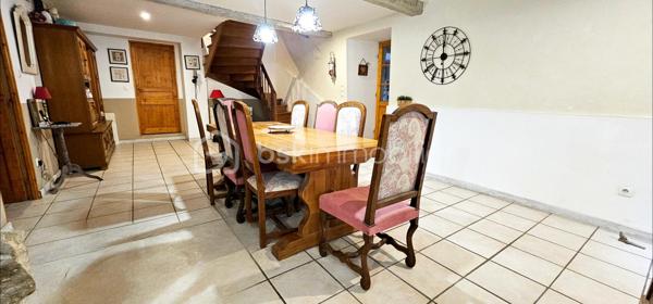 PROPRIÉTÉ DE CARACTÈRE – MAISON DE VILLAGE D’EXCEPTION À VILLESPY, IDÉAL POUR PROJET DE GÎTE 
Découvrez une propriété rare où authenticité et élégance se rencontrent avec harmonie.
Développant environ 255 m² habitables, cette demeure de caractère séduit par ses volumes généreux et son atmosphère chaleureuse. 
Derrière ses murs chargés d’histoire, vous découvrirez :
4 chambres spacieuses, alliant confort et sérénité
2 salles de bain contemporaines, aux prestations soignées
De superbes espaces de réception baignés de lumière, sublimés par des matériaux nobles tels que la pierre et le bois
Chaque détail a été pensé pour préserver le charme de l’ancien tout en offrant un niveau de confort moderne, avec notamment une isolation récente et performante.
À l’extérieur, un espace intimiste vous invite à profiter de moments privilégiés, entre détente et convivialité.
Un potentiel exceptionnel vient compléter ce bien :
Un plateau supplémentaire d’environ 118 m² entièrement rénové , offrant une opportunité rare de personnalisation, idéale pour créer un espace de vie sur mesure ou développer un projet d’exception.
La propriété bénéficie également d’un fort potentiel patrimonial, avec la possibilité d’aménagement en plusieurs lots, ouvrant la voie à un projet immobilier de standing.
Informations complémentaires :
Absence de garage
Stationnement  à proximité
Une adresse confidentielle pour les amateurs de biens uniques, à la recherche de caractère, volume et potentiel.
Visite privée sur demande.