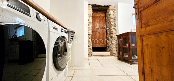 PROPRIÉTÉ DE CARACTÈRE – MAISON DE VILLAGE D’EXCEPTION À VILLESPY, IDÉAL POUR PROJET DE GÎTE 
Découvrez une propriété rare où authenticité et élégance se rencontrent avec harmonie.
Développant environ 255 m² habitables, cette demeure de caractère séduit par ses volumes généreux et son atmosphère chaleureuse. 
Derrière ses murs chargés d’histoire, vous découvrirez :
4 chambres spacieuses, alliant confort et sérénité
2 salles de bain contemporaines, aux prestations soignées
De superbes espaces de réception baignés de lumière, sublimés par des matériaux nobles tels que la pierre et le bois
Chaque détail a été pensé pour préserver le charme de l’ancien tout en offrant un niveau de confort moderne, avec notamment une isolation récente et performante.
À l’extérieur, un espace intimiste vous invite à profiter de moments privilégiés, entre détente et convivialité.
Un potentiel exceptionnel vient compléter ce bien :
Un plateau supplémentaire d’environ 118 m² entièrement rénové , offrant une opportunité rare de personnalisation, idéale pour créer un espace de vie sur mesure ou développer un projet d’exception.
La propriété bénéficie également d’un fort potentiel patrimonial, avec la possibilité d’aménagement en plusieurs lots, ouvrant la voie à un projet immobilier de standing.
Informations complémentaires :
Absence de garage
Stationnement  à proximité
Une adresse confidentielle pour les amateurs de biens uniques, à la recherche de caractère, volume et potentiel.
Visite privée sur demande.