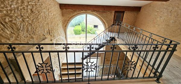 PROPRIÉTÉ DE CARACTÈRE – MAISON DE VILLAGE D’EXCEPTION À VILLESPY, IDÉAL POUR PROJET DE GÎTE 
Découvrez une propriété rare où authenticité et élégance se rencontrent avec harmonie.
Développant environ 255 m² habitables, cette demeure de caractère séduit par ses volumes généreux et son atmosphère chaleureuse. 
Derrière ses murs chargés d’histoire, vous découvrirez :
4 chambres spacieuses, alliant confort et sérénité
2 salles de bain contemporaines, aux prestations soignées
De superbes espaces de réception baignés de lumière, sublimés par des matériaux nobles tels que la pierre et le bois
Chaque détail a été pensé pour préserver le charme de l’ancien tout en offrant un niveau de confort moderne, avec notamment une isolation récente et performante.
À l’extérieur, un espace intimiste vous invite à profiter de moments privilégiés, entre détente et convivialité.
Un potentiel exceptionnel vient compléter ce bien :
Un plateau supplémentaire d’environ 118 m² entièrement rénové , offrant une opportunité rare de personnalisation, idéale pour créer un espace de vie sur mesure ou développer un projet d’exception.
La propriété bénéficie également d’un fort potentiel patrimonial, avec la possibilité d’aménagement en plusieurs lots, ouvrant la voie à un projet immobilier de standing.
Informations complémentaires :
Absence de garage
Stationnement  à proximité
Une adresse confidentielle pour les amateurs de biens uniques, à la recherche de caractère, volume et potentiel.
Visite privée sur demande.