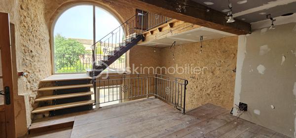 PROPRIÉTÉ DE CARACTÈRE – MAISON DE VILLAGE D’EXCEPTION À VILLESPY, IDÉAL POUR PROJET DE GÎTE 
Découvrez une propriété rare où authenticité et élégance se rencontrent avec harmonie.
Développant environ 255 m² habitables, cette demeure de caractère séduit par ses volumes généreux et son atmosphère chaleureuse. 
Derrière ses murs chargés d’histoire, vous découvrirez :
4 chambres spacieuses, alliant confort et sérénité
2 salles de bain contemporaines, aux prestations soignées
De superbes espaces de réception baignés de lumière, sublimés par des matériaux nobles tels que la pierre et le bois
Chaque détail a été pensé pour préserver le charme de l’ancien tout en offrant un niveau de confort moderne, avec notamment une isolation récente et performante.
À l’extérieur, un espace intimiste vous invite à profiter de moments privilégiés, entre détente et convivialité.
Un potentiel exceptionnel vient compléter ce bien :
Un plateau supplémentaire d’environ 118 m² entièrement rénové , offrant une opportunité rare de personnalisation, idéale pour créer un espace de vie sur mesure ou développer un projet d’exception.
La propriété bénéficie également d’un fort potentiel patrimonial, avec la possibilité d’aménagement en plusieurs lots, ouvrant la voie à un projet immobilier de standing.
Informations complémentaires :
Absence de garage
Stationnement  à proximité
Une adresse confidentielle pour les amateurs de biens uniques, à la recherche de caractère, volume et potentiel.
Visite privée sur demande.