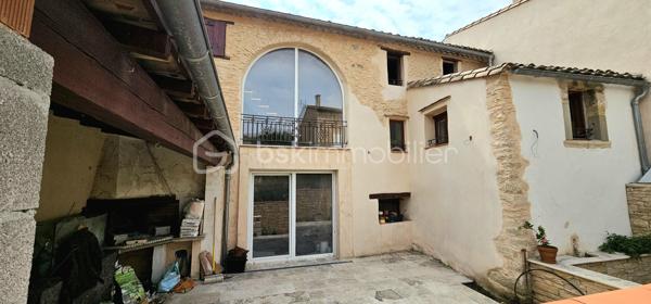 PROPRIÉTÉ DE CARACTÈRE – MAISON DE VILLAGE D’EXCEPTION À VILLESPY, IDÉAL POUR PROJET DE GÎTE 
Découvrez une propriété rare où authenticité et élégance se rencontrent avec harmonie.
Développant environ 255 m² habitables, cette demeure de caractère séduit par ses volumes généreux et son atmosphère chaleureuse. 
Derrière ses murs chargés d’histoire, vous découvrirez :
4 chambres spacieuses, alliant confort et sérénité
2 salles de bain contemporaines, aux prestations soignées
De superbes espaces de réception baignés de lumière, sublimés par des matériaux nobles tels que la pierre et le bois
Chaque détail a été pensé pour préserver le charme de l’ancien tout en offrant un niveau de confort moderne, avec notamment une isolation récente et performante.
À l’extérieur, un espace intimiste vous invite à profiter de moments privilégiés, entre détente et convivialité.
Un potentiel exceptionnel vient compléter ce bien :
Un plateau supplémentaire d’environ 118 m² entièrement rénové , offrant une opportunité rare de personnalisation, idéale pour créer un espace de vie sur mesure ou développer un projet d’exception.
La propriété bénéficie également d’un fort potentiel patrimonial, avec la possibilité d’aménagement en plusieurs lots, ouvrant la voie à un projet immobilier de standing.
Informations complémentaires :
Absence de garage
Stationnement  à proximité
Une adresse confidentielle pour les amateurs de biens uniques, à la recherche de caractère, volume et potentiel.
Visite privée sur demande.