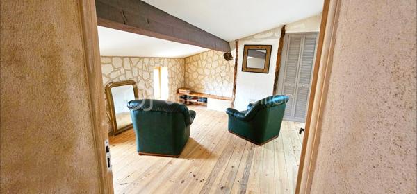 PROPRIÉTÉ DE CARACTÈRE – MAISON DE VILLAGE D’EXCEPTION À VILLESPY, IDÉAL POUR PROJET DE GÎTE 
Découvrez une propriété rare où authenticité et élégance se rencontrent avec harmonie.
Développant environ 255 m² habitables, cette demeure de caractère séduit par ses volumes généreux et son atmosphère chaleureuse. 
Derrière ses murs chargés d’histoire, vous découvrirez :
4 chambres spacieuses, alliant confort et sérénité
2 salles de bain contemporaines, aux prestations soignées
De superbes espaces de réception baignés de lumière, sublimés par des matériaux nobles tels que la pierre et le bois
Chaque détail a été pensé pour préserver le charme de l’ancien tout en offrant un niveau de confort moderne, avec notamment une isolation récente et performante.
À l’extérieur, un espace intimiste vous invite à profiter de moments privilégiés, entre détente et convivialité.
Un potentiel exceptionnel vient compléter ce bien :
Un plateau supplémentaire d’environ 118 m² entièrement rénové , offrant une opportunité rare de personnalisation, idéale pour créer un espace de vie sur mesure ou développer un projet d’exception.
La propriété bénéficie également d’un fort potentiel patrimonial, avec la possibilité d’aménagement en plusieurs lots, ouvrant la voie à un projet immobilier de standing.
Informations complémentaires :
Absence de garage
Stationnement  à proximité
Une adresse confidentielle pour les amateurs de biens uniques, à la recherche de caractère, volume et potentiel.
Visite privée sur demande.