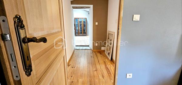 PROPRIÉTÉ DE CARACTÈRE – MAISON DE VILLAGE D’EXCEPTION À VILLESPY, IDÉAL POUR PROJET DE GÎTE 
Découvrez une propriété rare où authenticité et élégance se rencontrent avec harmonie.
Développant environ 255 m² habitables, cette demeure de caractère séduit par ses volumes généreux et son atmosphère chaleureuse. 
Derrière ses murs chargés d’histoire, vous découvrirez :
4 chambres spacieuses, alliant confort et sérénité
2 salles de bain contemporaines, aux prestations soignées
De superbes espaces de réception baignés de lumière, sublimés par des matériaux nobles tels que la pierre et le bois
Chaque détail a été pensé pour préserver le charme de l’ancien tout en offrant un niveau de confort moderne, avec notamment une isolation récente et performante.
À l’extérieur, un espace intimiste vous invite à profiter de moments privilégiés, entre détente et convivialité.
Un potentiel exceptionnel vient compléter ce bien :
Un plateau supplémentaire d’environ 118 m² entièrement rénové , offrant une opportunité rare de personnalisation, idéale pour créer un espace de vie sur mesure ou développer un projet d’exception.
La propriété bénéficie également d’un fort potentiel patrimonial, avec la possibilité d’aménagement en plusieurs lots, ouvrant la voie à un projet immobilier de standing.
Informations complémentaires :
Absence de garage
Stationnement  à proximité
Une adresse confidentielle pour les amateurs de biens uniques, à la recherche de caractère, volume et potentiel.
Visite privée sur demande.